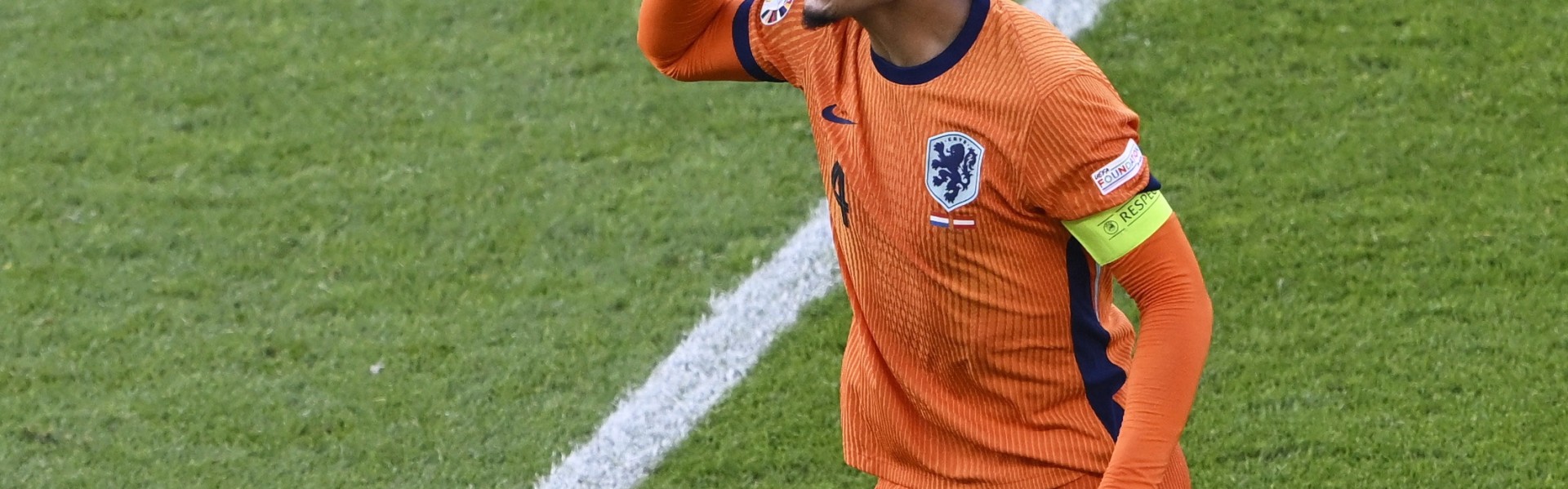 斯塔姆：范迪克就是未来后卫的模板；廷伯素质全面左中右都能胜任