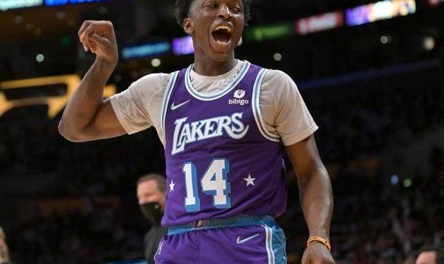 开云体育-奇兵爆发助湖人末节逆转 紫金军团板凳深度正提升