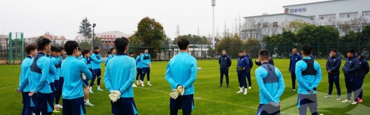 莫拉携教练团队与队员们会合，开启其上任后的首次冬训课