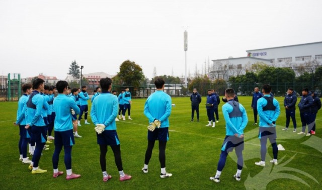 莫拉携教练团队与队员们会合，开启其上任后的首次冬训课